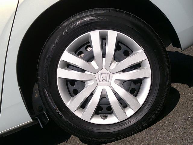 フィット e:HEVホーム 前後誤発進抑制機能 助手席エアバッグ 運転席エアバッグ アイドリングストップ 禁煙 LEDライト USB接続 バックカメラ ABS サイドエアバッグ オートクルーズコントロール(8枚目)