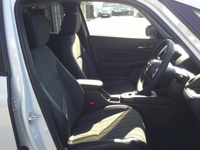 フィット e:HEVホーム 前後誤発進抑制機能 助手席エアバッグ 運転席エアバッグ アイドリングストップ 禁煙 LEDライト USB接続 バックカメラ ABS サイドエアバッグ オートクルーズコントロール(17枚目)