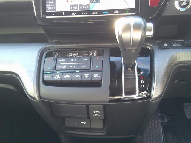 ステップワゴンスパーダ スパーダホンダセンシング　盗難防止　助手席エアバッグ　Ｗパワスラ　記録簿有　地デジ　ＬＥＤライト　横滑り防止システム　オートエアコン　リアカメラ　ＵＳＢ　ナビ＆ＴＶ　三列シート　アイドリングＳ　禁煙（13枚目）