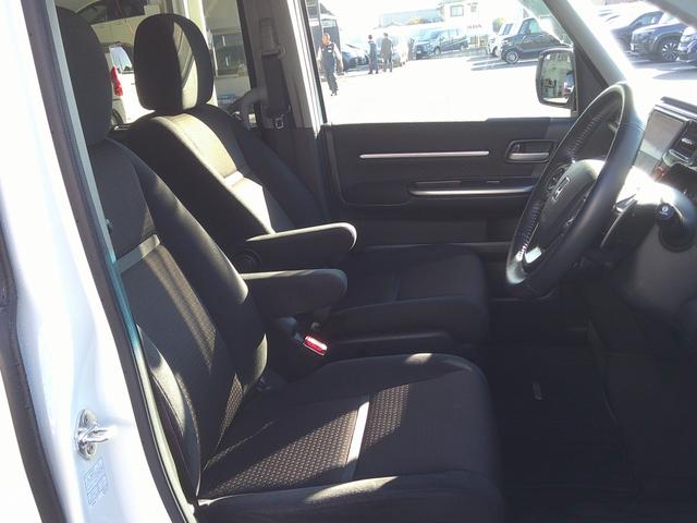 ステップワゴンスパーダ スパーダホンダセンシング　盗難防止　助手席エアバッグ　Ｗパワスラ　記録簿有　地デジ　ＬＥＤライト　横滑り防止システム　オートエアコン　リアカメラ　ＵＳＢ　ナビ＆ＴＶ　三列シート　アイドリングＳ　禁煙（17枚目）