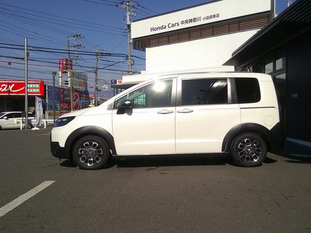 フリード クロスター　当社デモカー使用車　ＥＣＯＮモード　地デジフルセグ　両側電動パワースライドドア　後カメラ　禁煙車両　ドラレコ　ＵＳＢ　盗難防止システム　ＬＥＤヘッドランプ　エアコン　ＥＳＣ　オートクルーズコントロール（6枚目）