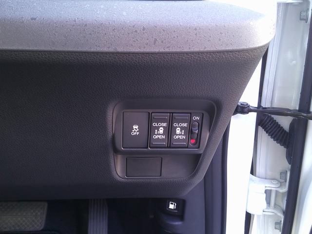 フリード クロスター　当社デモカー使用車　ＥＣＯＮモード　地デジフルセグ　両側電動パワースライドドア　後カメラ　禁煙車両　ドラレコ　ＵＳＢ　盗難防止システム　ＬＥＤヘッドランプ　エアコン　ＥＳＣ　オートクルーズコントロール（7枚目）