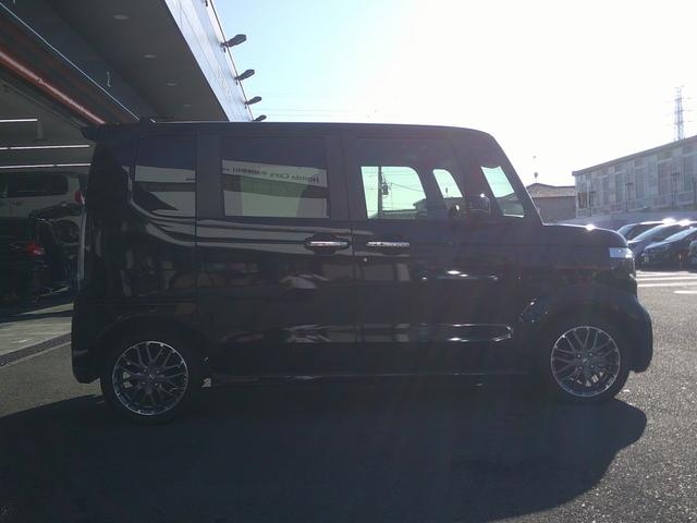 Ｎ－ＢＯＸカスタム ターボ　当社デモカー使用車　イモビライザー　衝突被害軽減　禁煙　キーフリー　ＥＳＣ　パワステ　両席エアバック　サイドエアバッグ　ターボ車　ＵＳＢ接続　Ａライト　スマキー　Ｂカメ　パワーウィンドウ　ＥＴＣ（3枚目）