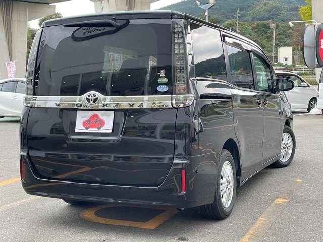ヴォクシー Ｖ　禁煙車／スマキー／フルセグ／後席Ｍ／ＥＴＣ／ドラレコ／オートＨビーム／バックカメラ／両側電スラ／３列シート／クルコン／レーンキープ／ＬＥＤ／フォグ／純正１５インチＡＷ（3枚目）