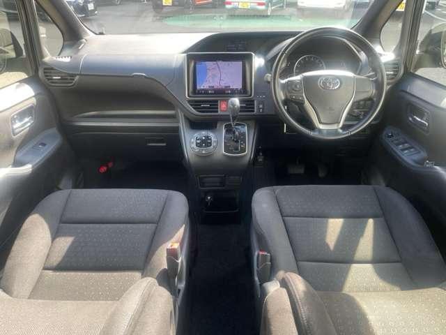 ヴォクシー Ｖ　禁煙車／スマキー／フルセグ／後席Ｍ／ＥＴＣ／ドラレコ／オートＨビーム／バックカメラ／両側電スラ／３列シート／クルコン／レーンキープ／ＬＥＤ／フォグ／純正１５インチＡＷ（4枚目）