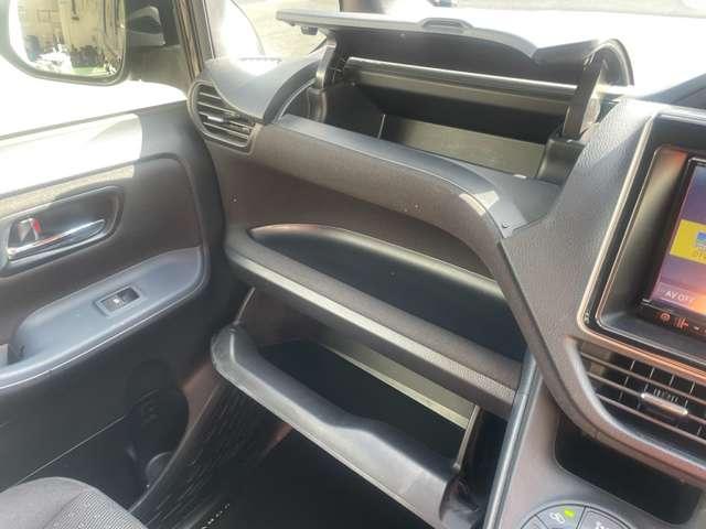 ヴォクシー Ｖ　禁煙車／スマキー／フルセグ／後席Ｍ／ＥＴＣ／ドラレコ／オートＨビーム／バックカメラ／両側電スラ／３列シート／クルコン／レーンキープ／ＬＥＤ／フォグ／純正１５インチＡＷ（26枚目）