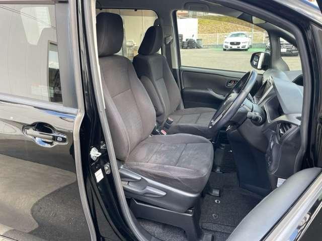 ヴォクシー Ｖ　禁煙車／スマキー／フルセグ／後席Ｍ／ＥＴＣ／ドラレコ／オートＨビーム／バックカメラ／両側電スラ／３列シート／クルコン／レーンキープ／ＬＥＤ／フォグ／純正１５インチＡＷ（27枚目）