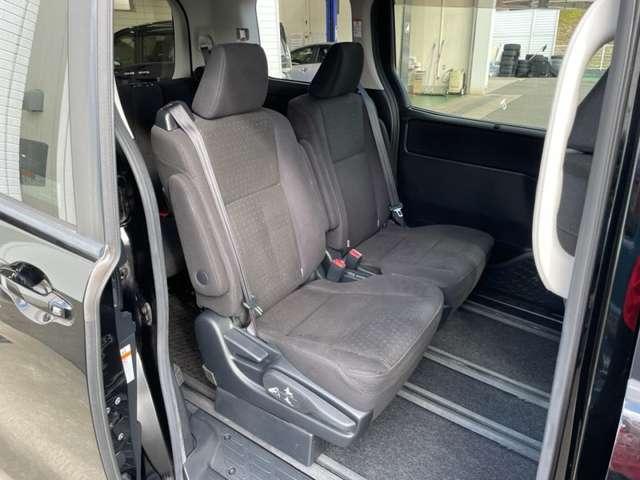 ヴォクシー Ｖ　禁煙車／スマキー／フルセグ／後席Ｍ／ＥＴＣ／ドラレコ／オートＨビーム／バックカメラ／両側電スラ／３列シート／クルコン／レーンキープ／ＬＥＤ／フォグ／純正１５インチＡＷ（29枚目）