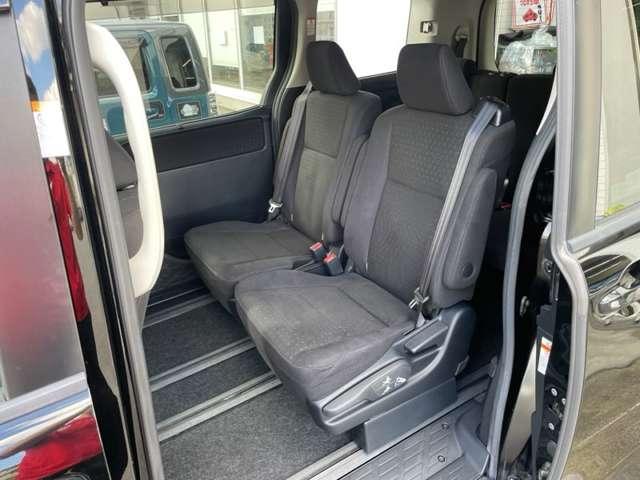 ヴォクシー Ｖ　禁煙車／スマキー／フルセグ／後席Ｍ／ＥＴＣ／ドラレコ／オートＨビーム／バックカメラ／両側電スラ／３列シート／クルコン／レーンキープ／ＬＥＤ／フォグ／純正１５インチＡＷ（30枚目）