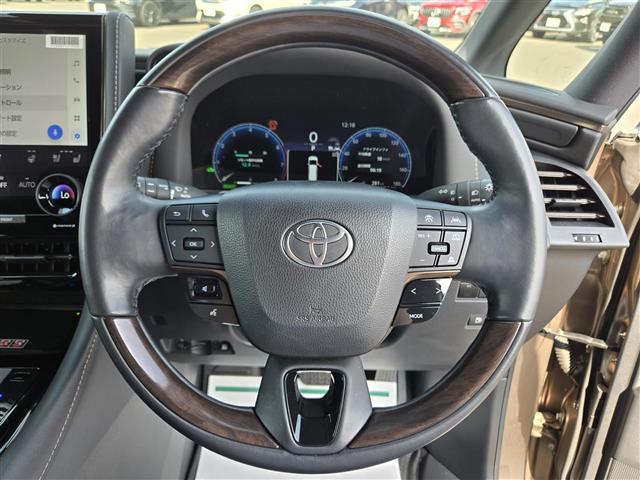 アルファードハイブリッド Z ユニバーサルステップ 13.2インチ後席フリップダウンモニター 純正ドライブレコーダー 左右独立ムーンルーフ 全席シートヒーター 全席ベンチレーション 全席パワーシート パノラミックビューモニター(3枚目)