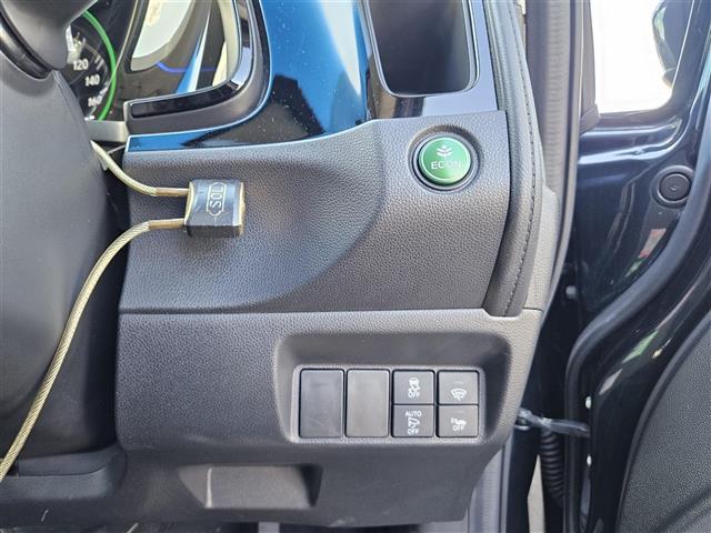 シャトル ハイブリッドZ ストラーダナビ フルセグ バックカメラ ETC クルコン シティブレーキアクティブシステム オートライト 革巻きステアリング パドルシフト シートヒーター シルバールーフレール 禁煙車(4枚目)