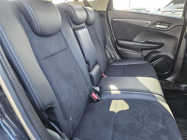 シャトル ハイブリッドZ ストラーダナビ フルセグ バックカメラ ETC クルコン シティブレーキアクティブシステム オートライト 革巻きステアリング パドルシフト シートヒーター シルバールーフレール 禁煙車(9枚目)