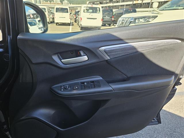 シャトル ハイブリッドZ ストラーダナビ フルセグ バックカメラ ETC クルコン シティブレーキアクティブシステム オートライト 革巻きステアリング パドルシフト シートヒーター シルバールーフレール 禁煙車(25枚目)