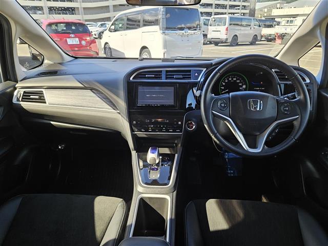 シャトル ハイブリッドZ ストラーダナビ フルセグ バックカメラ ETC クルコン シティブレーキアクティブシステム オートライト 革巻きステアリング パドルシフト シートヒーター シルバールーフレール 禁煙車(42枚目)