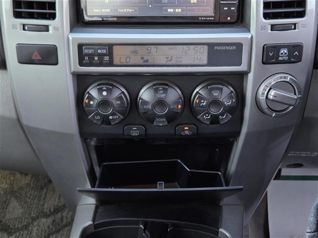 ハイラックスサーフ ＳＳＲ－Ｘ　社外ＳＤナビ（ＣＮ－ＨＥ０２ＷＤ）　Ｂｌｕｅｔｏｏｔｈオーディオ　フルセグテレビ　バックカメラ　ＥＴＣ　イージークローザ　スタッドレスタイヤ積載　エンジンイモビライザ　純正アルミホイール（１６インチ）（12枚目）