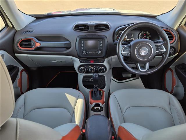 ジープ・レネゲード リミテッド　クルーズコントロール　バックカメラ　ドライブレコーダー　Ｂｌｕｅｔｏｏｔｈオーディオ　ＥＴＣ　Ｄ＋Ｎ席パワーシート　Ｄ＋Ｎ席シートヒーター　ステアリングヒーター　純正アルミホイール（１７インチ）（2枚目）