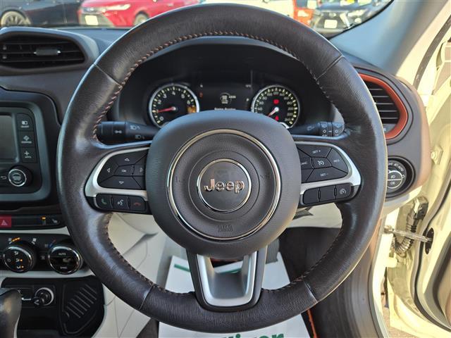 ジープ・レネゲード リミテッド　クルーズコントロール　バックカメラ　ドライブレコーダー　Ｂｌｕｅｔｏｏｔｈオーディオ　ＥＴＣ　Ｄ＋Ｎ席パワーシート　Ｄ＋Ｎ席シートヒーター　ステアリングヒーター　純正アルミホイール（１７インチ）（3枚目）