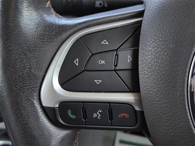 ジープ・レネゲード リミテッド　クルーズコントロール　バックカメラ　ドライブレコーダー　Ｂｌｕｅｔｏｏｔｈオーディオ　ＥＴＣ　Ｄ＋Ｎ席パワーシート　Ｄ＋Ｎ席シートヒーター　ステアリングヒーター　純正アルミホイール（１７インチ）（4枚目）