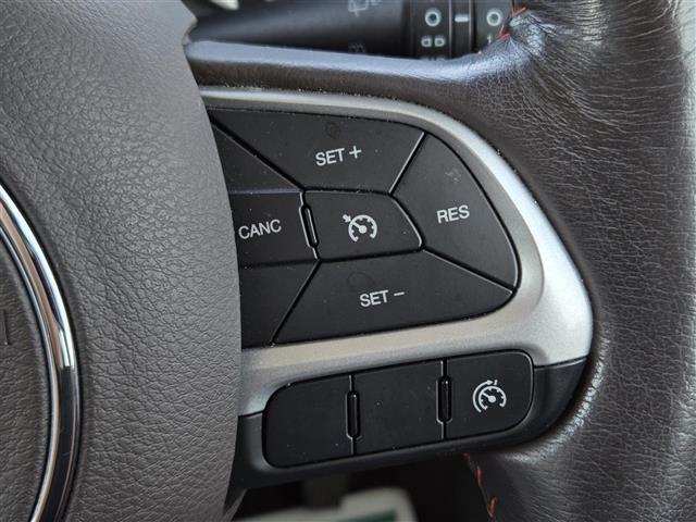 ジープ・レネゲード リミテッド　クルーズコントロール　バックカメラ　ドライブレコーダー　Ｂｌｕｅｔｏｏｔｈオーディオ　ＥＴＣ　Ｄ＋Ｎ席パワーシート　Ｄ＋Ｎ席シートヒーター　ステアリングヒーター　純正アルミホイール（１７インチ）（5枚目）