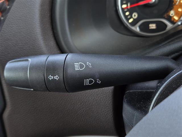 ジープ・レネゲード リミテッド　クルーズコントロール　バックカメラ　ドライブレコーダー　Ｂｌｕｅｔｏｏｔｈオーディオ　ＥＴＣ　Ｄ＋Ｎ席パワーシート　Ｄ＋Ｎ席シートヒーター　ステアリングヒーター　純正アルミホイール（１７インチ）（6枚目）