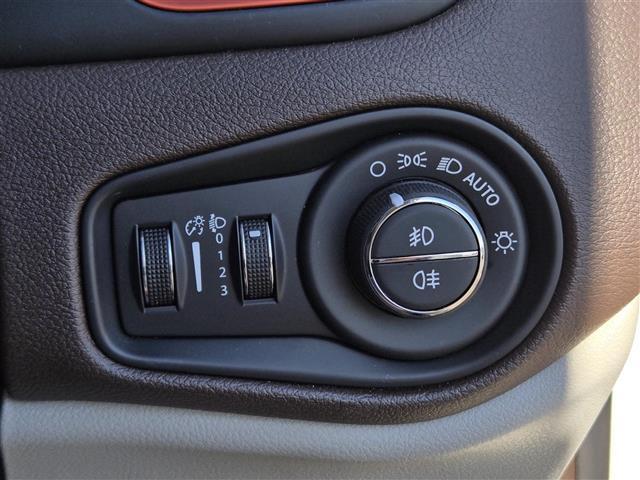 ジープ・レネゲード リミテッド　クルーズコントロール　バックカメラ　ドライブレコーダー　Ｂｌｕｅｔｏｏｔｈオーディオ　ＥＴＣ　Ｄ＋Ｎ席パワーシート　Ｄ＋Ｎ席シートヒーター　ステアリングヒーター　純正アルミホイール（１７インチ）（8枚目）