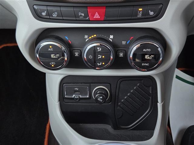 ジープ・レネゲード リミテッド　クルーズコントロール　バックカメラ　ドライブレコーダー　Ｂｌｕｅｔｏｏｔｈオーディオ　ＥＴＣ　Ｄ＋Ｎ席パワーシート　Ｄ＋Ｎ席シートヒーター　ステアリングヒーター　純正アルミホイール（１７インチ）（12枚目）