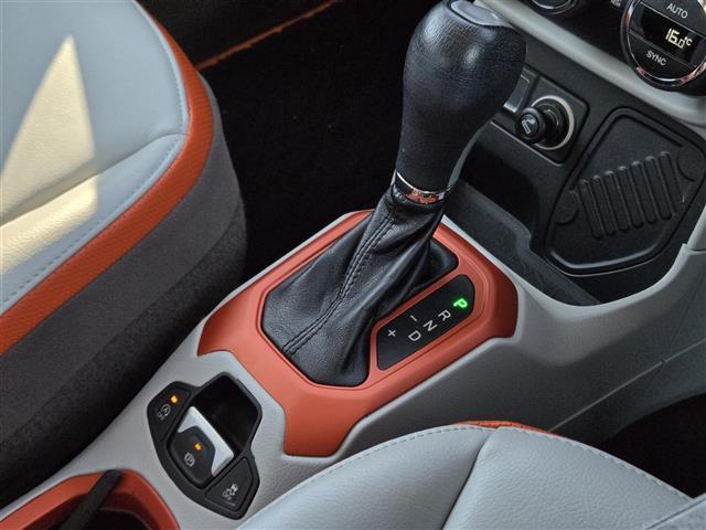 ジープ・レネゲード リミテッド　クルーズコントロール　バックカメラ　ドライブレコーダー　Ｂｌｕｅｔｏｏｔｈオーディオ　ＥＴＣ　Ｄ＋Ｎ席パワーシート　Ｄ＋Ｎ席シートヒーター　ステアリングヒーター　純正アルミホイール（１７インチ）（13枚目）