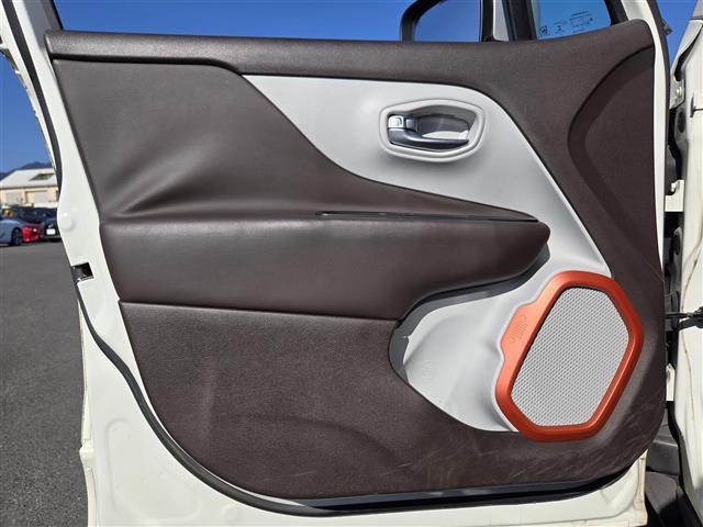 ジープ・レネゲード リミテッド　クルーズコントロール　バックカメラ　ドライブレコーダー　Ｂｌｕｅｔｏｏｔｈオーディオ　ＥＴＣ　Ｄ＋Ｎ席パワーシート　Ｄ＋Ｎ席シートヒーター　ステアリングヒーター　純正アルミホイール（１７インチ）（23枚目）