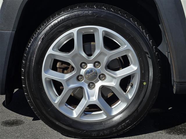 ジープ・レネゲード リミテッド　クルーズコントロール　バックカメラ　ドライブレコーダー　Ｂｌｕｅｔｏｏｔｈオーディオ　ＥＴＣ　Ｄ＋Ｎ席パワーシート　Ｄ＋Ｎ席シートヒーター　ステアリングヒーター　純正アルミホイール（１７インチ）（38枚目）