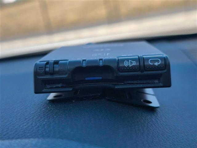 ハリアー Ｓ　純正８インチナビ　バックカメラ　ＥＴＣ　ドラレコ　クルコン　衝突被害軽減装置　オートマチックハイビーム　パーキングサポートブレーキ　ＬＥＤヘッドライト　オートライト　オートエアコン　純正アルミ　禁煙車（6枚目）