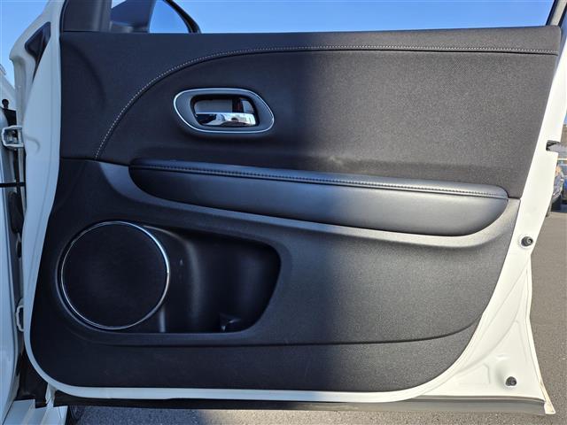 ヴェゼル ハイブリッドＺ　アダプティブクルーズコントロール　パドルシフト　ＥＴＣ　社外ＳＤナビ（ＭＤＶ－Ｚ７０１）　Ｂｌｕｅｔｏｏｔｈオーディオ　フルセグテレビ　バックカメラ　ＭＴモード付きＡＴ　Ｄ＋Ｎ席ヒートシーター（21枚目）