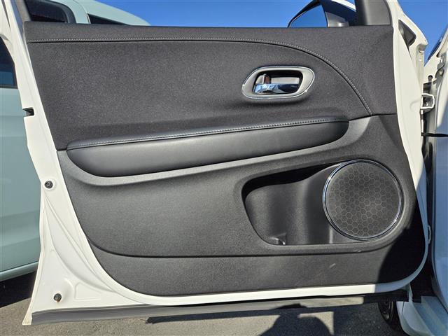 ヴェゼル ハイブリッドＺ　アダプティブクルーズコントロール　パドルシフト　ＥＴＣ　社外ＳＤナビ（ＭＤＶ－Ｚ７０１）　Ｂｌｕｅｔｏｏｔｈオーディオ　フルセグテレビ　バックカメラ　ＭＴモード付きＡＴ　Ｄ＋Ｎ席ヒートシーター（26枚目）