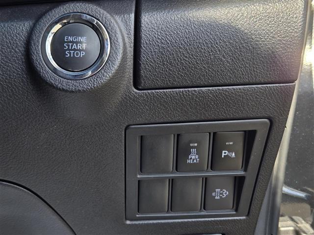 ハイラックス Z GANADORマフラー RAYS製17インチアルミホイール RICKSスキッドプレート INNOルーフキャリア EGRバグガード HELIOSサイドステップ BATTLEZリフトアップスプリング(10枚目)