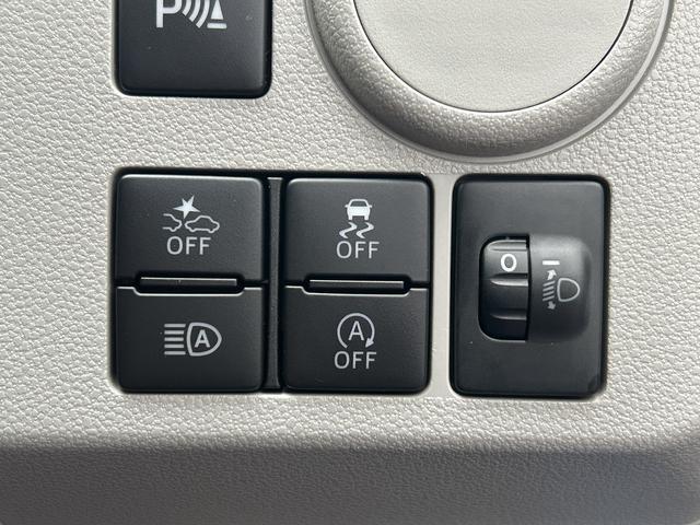 運転席横にあるスイッチです。スマートアシストやアイドリングストップ、横滑り防止機能をＯＦＦにするもの、オートハイビーム機能をＯＮにするものです。