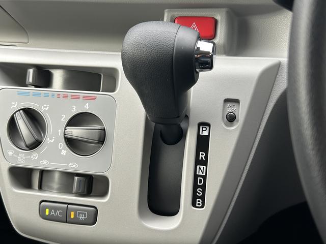 操作し易いインパネシフト、滑らかな加速のＣＶＴで燃費も良いですよ。