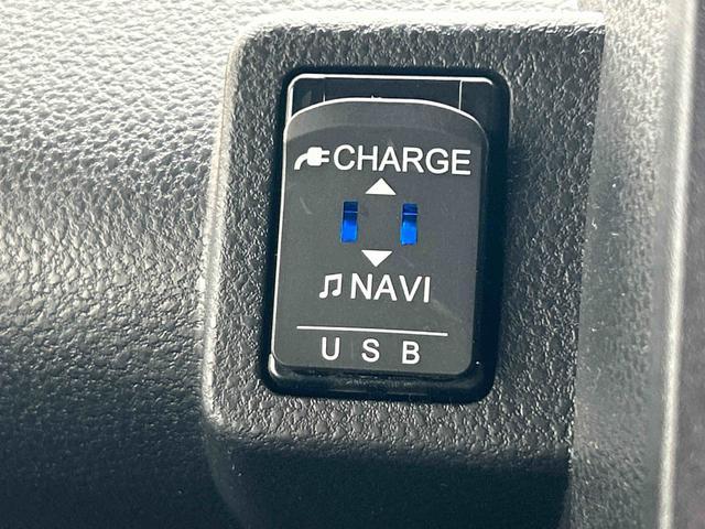 USB電源ソケットです。スマホなどの充電ができるのでロングドライブでも便利です♪
