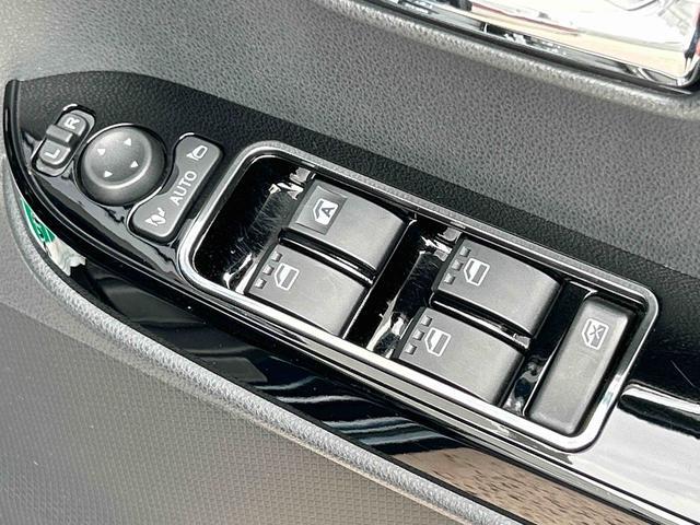 運転席ドアのウインドウ操作スイッチです。すべてのウインドウの開閉操作が可能です。また、ドアミラーはオート開閉なので、ドアロックで自動で閉じ、エンジンスタートで自動で開きます。