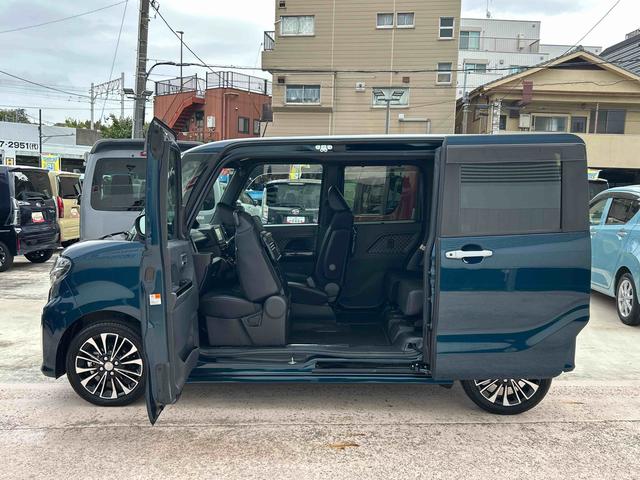 スライドドアは電動となっており、ドアハンドルを引くと自動で開閉しますが、運転席横のスイッチでも開閉させることができます。