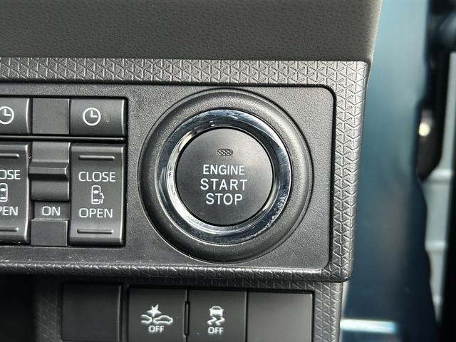 キーフリーシステムなので、エンジンスタートはブレーキペダルを踏みながらボタンを押します。鍵が運転席周りにあることが条件で、鍵をさしたり抜いたりする必要がありません。