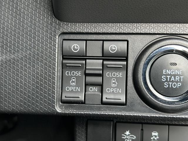 電動スライドドアは運転席横スイッチからも開閉できます。時計のボタンは『オープン予約機能』スイッチです。ボタンを押しておくとお戻りの際に、近づくだけで自動で開錠し自動でスライドドアがオープンします！