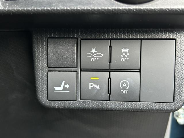 運転席横にあるスイッチです。スマートアシストやアイドリングストップ、横滑り防止機能をＯＦＦにするもの、コーナーセンサーをＯＮにするものです。