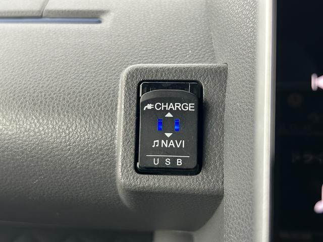 ＵＳＢ電源ソケットです。スマホなどの充電ができるのでロングドライブでも便利です♪