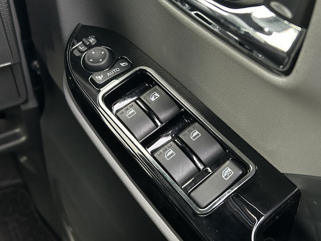 運転席ドアのウインドウ操作スイッチです。すべてのウインドウの開閉操作が可能です。また、ドアミラーはオート開閉なので、ドアロックで自動で閉じ、エンジンスタートで自動で開きます。