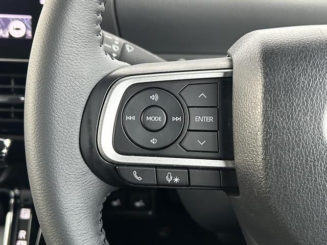 ナビゲーションの装着でステアリングホイール左側のスイッチが操作ができます。オーディオの操作、切替が可能になり、運転しながらでも扱えるので、とても便利です♪