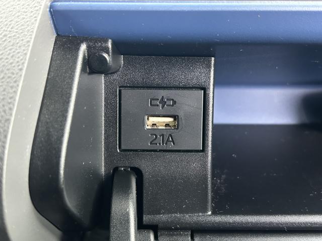 ＵＳＢ電源ソケットです。スマホなどの充電ができるのでロングドライブでも便利です♪