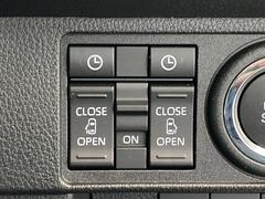 電動スライドドアは運転席横スイッチからも開閉できます。時計のボタンは『オープン予約機能』スイッチです。ボタンを押しておくとお戻りの際に、近づくだけで自動で開錠し自動でスライドドアがオープンします！ 4