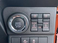 スライドドアは電動となっており、ドアハンドルを引くと自動で開閉しますが、運転席横のスイッチでも開閉させることができます。エンジン始動、停止はプッシュボタンでの操作になります。 3