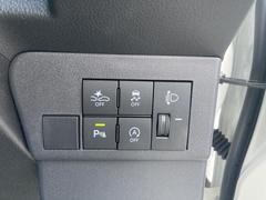 運転席横にあるスイッチです。スマートアシストやアイドリングストップ、横滑り防止機能をＯＦＦにするもの、オートハイビーム機能をＯＮにするものです。 4
