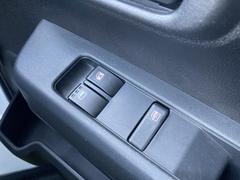 運転席ドアのウインドウ操作スイッチです。すべてのウインドウの開閉操作が可能です。また、ドアミラーはオート開閉なので、ドアロックで自動で閉じ、エンジンスタートで自動で開きます。 5