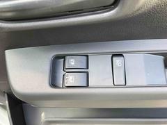 運転席ドアのウインドウ操作スイッチです。すべてのウインドウの開閉操作が可能です。また、ドアミラーはオート開閉なので、ドアロックで自動で閉じ、エンジンスタートで自動で開きます。 6